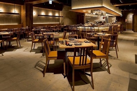 「炭火焼鳥と一口餃子 TORA鶏YA 難波千日前店」の店内