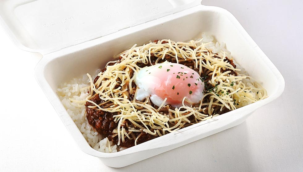 『ルーキーカレー』の「ミートカレー 温玉チーズのせ」
