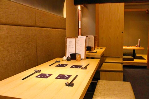 『炭火焼鳥 上野広小路 鳥恵』の落ち着いた雰囲気の座敷席