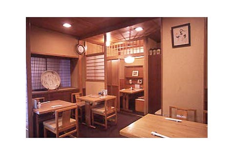 『鳥つね 湯島天神前店』の純和風の店内