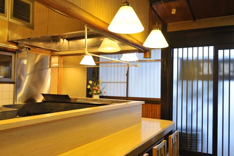 『蓬莱屋』の1階カウンター席