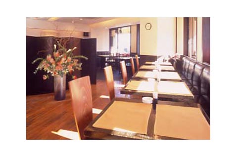 『洋食 黒船亭』の洗練された雰囲気の店内