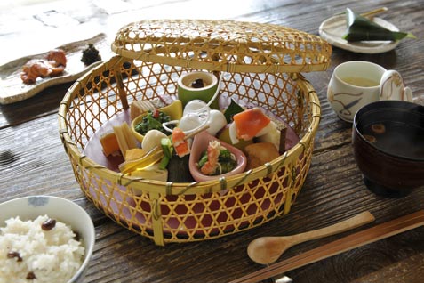 『喫茶去』の見た目にも美しい「花籠膳（月）」