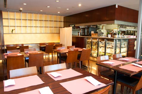 『厳選洋食 さくらい』の明るく開放的な店内