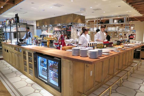 『Cafe＆Rotisserie LA COCORICO 上野の森さくらテラス店』の開放的な店内
