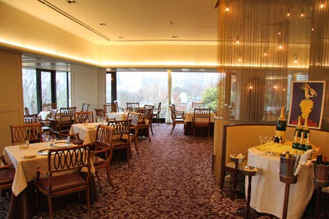 『上野精養軒 グリル フクシマ』のオーセンティックな店内