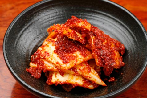 「炭火焼ホルモン ぐぅ はなれ」の「浅漬けキムチ」