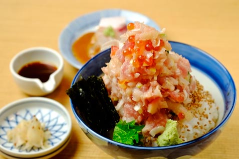 「つじ半」の「ぜいたく丼」は松・竹・梅・特上の4種類から選べる