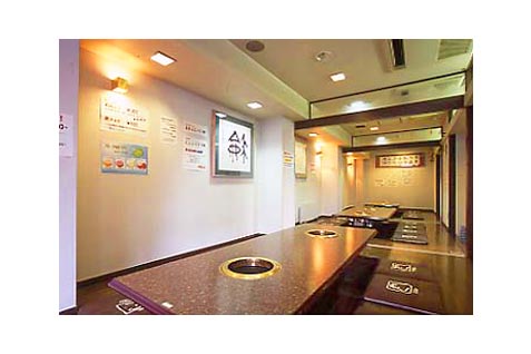 『焼肉レストラン アジヨシ 千日前店』の明るい雰囲気の店内