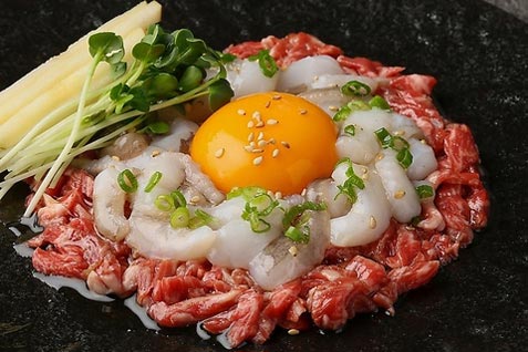 『黒毛和牛 タンとハラミ 焼肉龍 難波千日前店』の「ユッケタンタンイ」