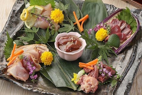 『焼き鳥 備長炭と宮崎地鶏専門 TORA鶏YA』の「鳥刺し」