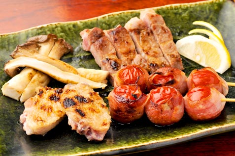 『炭火BAR 集（しゅう） 新橋本店』のおすすめ「炭火焼超人気4品盛り合わせ」