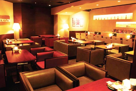 『炭火BAR 集（しゅう） 新橋本店』の165席ある店内