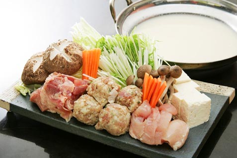 『隠れ家ダイニング なべや』の看板料理「越の鶏の水炊き鍋」