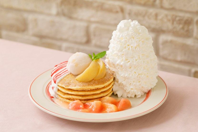 『エッグスンシングス』の白桃のパンケーキ