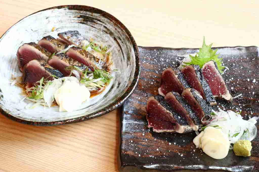 『藁焼き鰹たたき　明神丸』のカツオのたたき