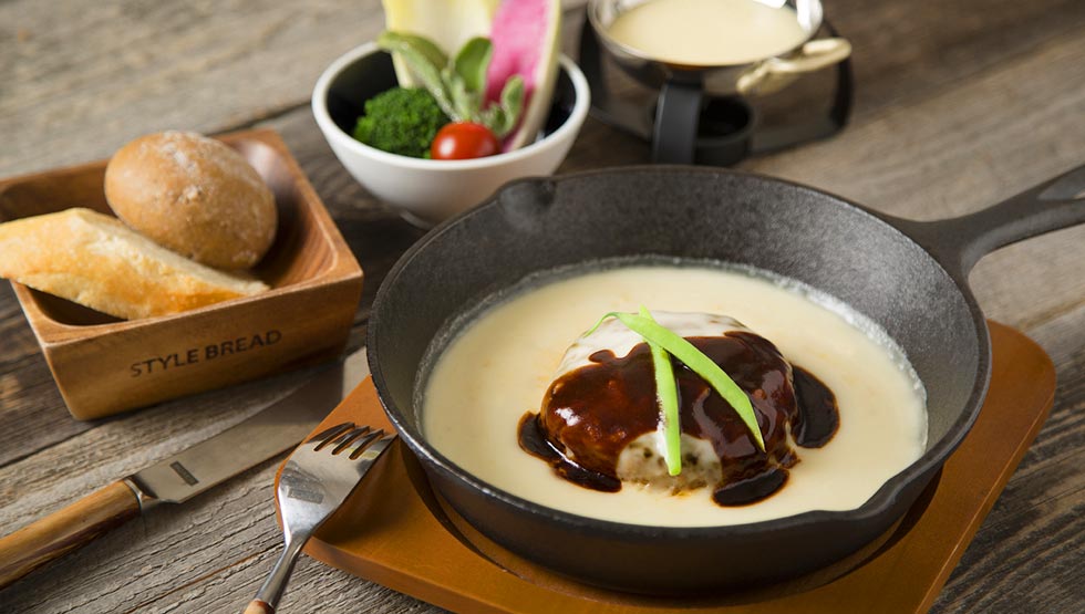 「CHEESE KITCHEN RACLER 渋谷」の「とろとろチーズのスキレットハンバーグステーキ」