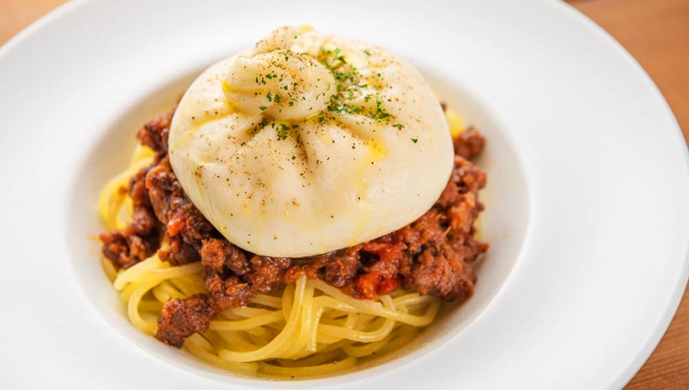 「goodspoon みなとみらい店」の「丸ごとブッラータチーズのボロネーゼ」