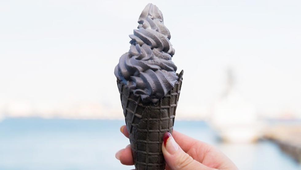 「goodspoon みなとみらい店」の「BLACKソフトクリーム」