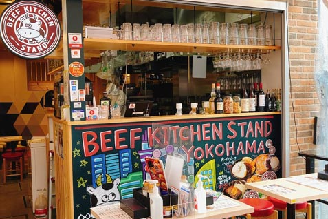 『BEEF KITCHEN STAND 横浜西口一番街店』のバル風のカジュアルな空間