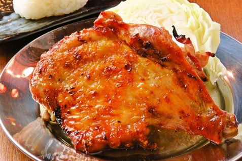 「大衆とり酒場 とりいちず 横浜西口北幸店」の「秘伝の骨付鶏」