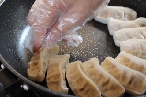 ギョーザを並べる