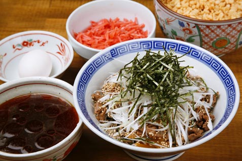 「馳走麺 狸穴」の「肉盛りつけ蕎麦」