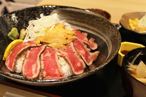『板前バル 東京駅店』の「生ウニのせ牛ステーキ丼」