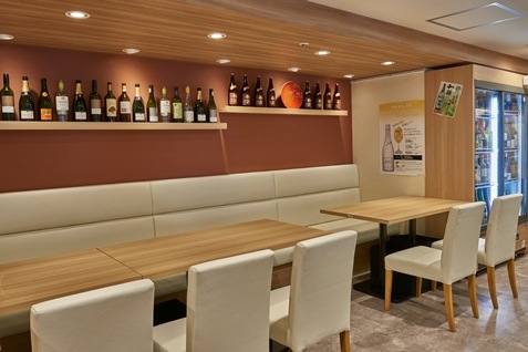 『板前バル 東京駅店』の店内