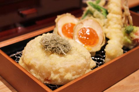 『立呑みKIKU』の天ぷら盛り合わせ