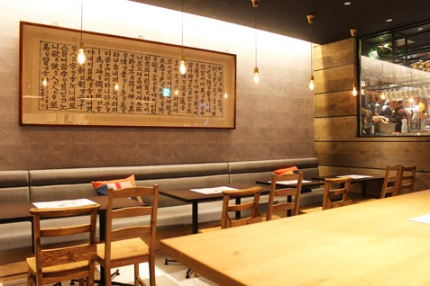 『KOREAN BISTRO&CAFE nyam2』の店内
