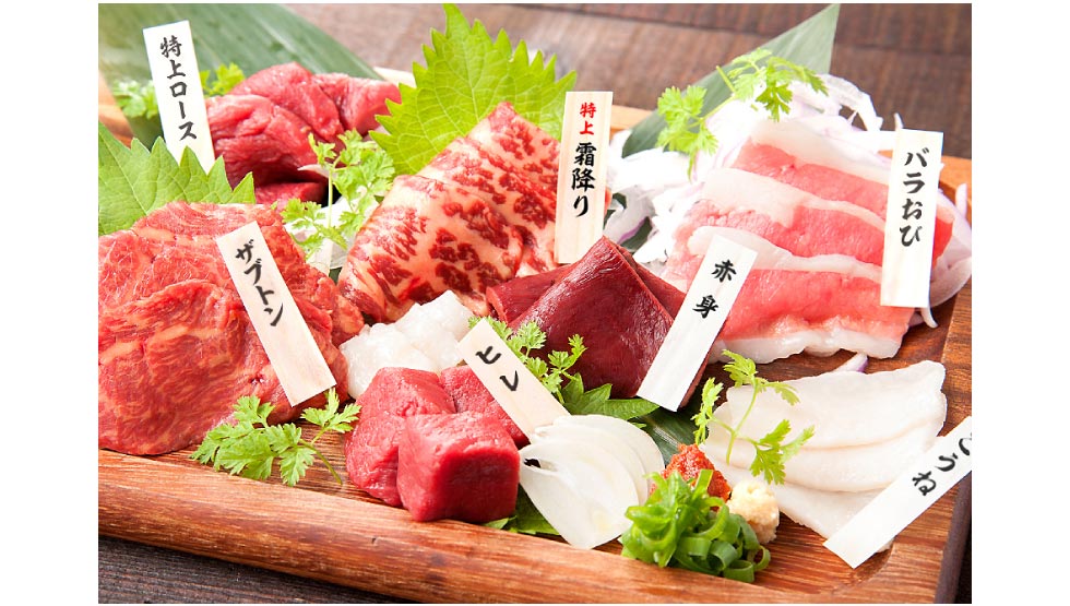 大衆馬肉酒場『三村』が上野駅前にオープン！ 馬刺も肉桜鍋も馬焼きも… 1/15・16は料理が全品半額！