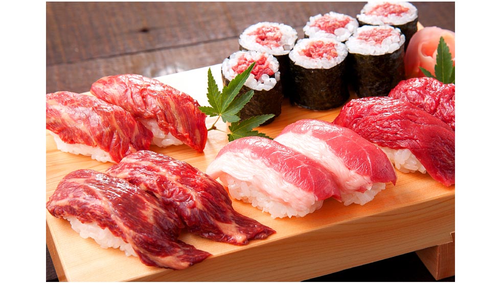 大衆馬肉酒場『三村』が上野駅前にオープン！ 馬刺も肉桜鍋も馬焼きも… 1/15・16は料理が全品半額！