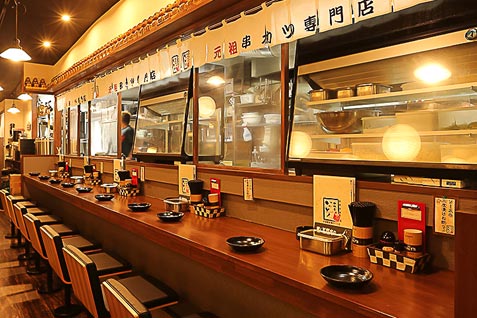 「大阪新世界串カツ いっとく 大阪駅前第3ビル店』の店内カウンター席