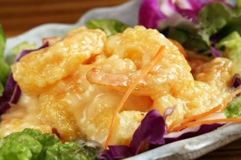 「中華ダイニング 食べ放題 けむり屋＆FLOWER お初天神店」の「大エビのマヨネーズソース」