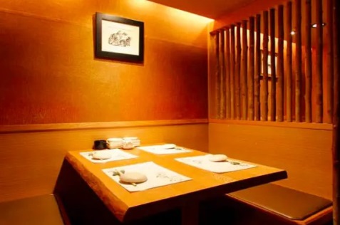 『わらやき屋 銀座』の店内