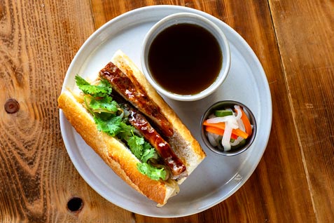 『THE PIG & THE LADY』の美味しい「THE PHO FRENCH DIP」