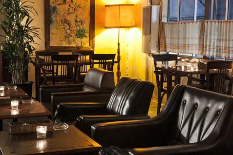 『loger café（ロジェ カフェ）』の隠れ家的な雰囲気の店内