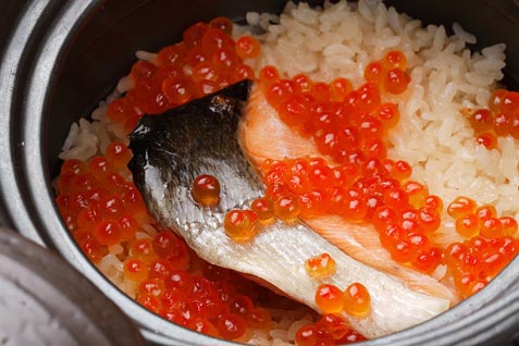『魚のすすめ produced by 松宮水産』の「時鮭といくらの土鍋めし」