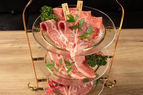 『焼肉 肉縁 新宿店』の盛り合わせメニュー例