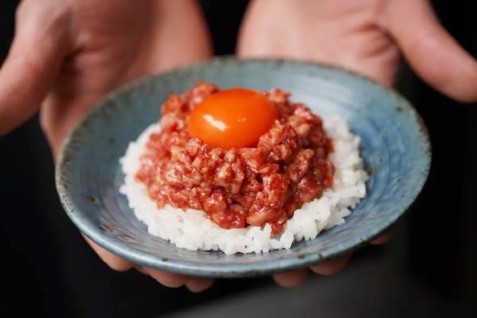 「個室焼肉ITADAKI 横浜駅前」の「ユッケ丼」