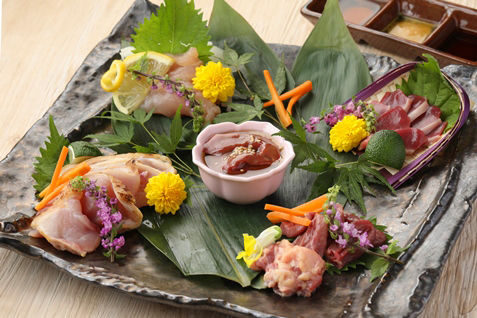 「備長炭と宮崎地鶏専門 TORA鶏YA」の「地鶏刺し造り盛り合わせ」