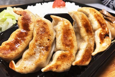 『肉汁餃子製作所 ダンダダン酒場 池袋店』の「ビール」と「肉汁焼餃子弁当」