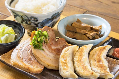 『肉汁餃子製作所 ダンダダン酒場 池袋店』の「肉汁焼餃子＆自家製炙りチャーシュー定食」