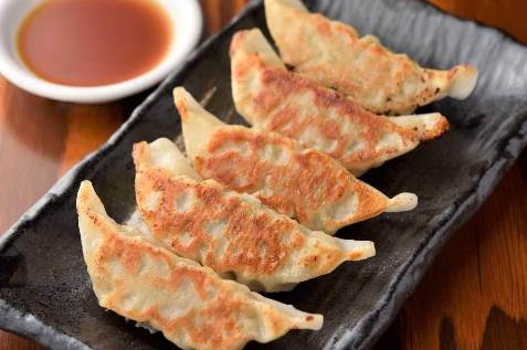 『水炊き・焼き鳥 とりいちず 池袋東口店』の「鶏の焼き餃子」