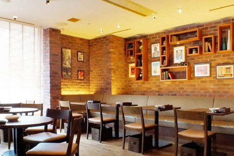 「Trattoria Pizzeria LOGIC Yokohama」の店内