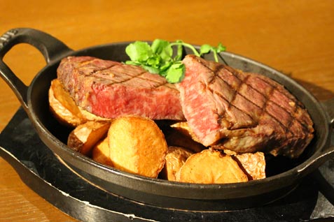 『ニクバルCARNIVOR』のステーキ
