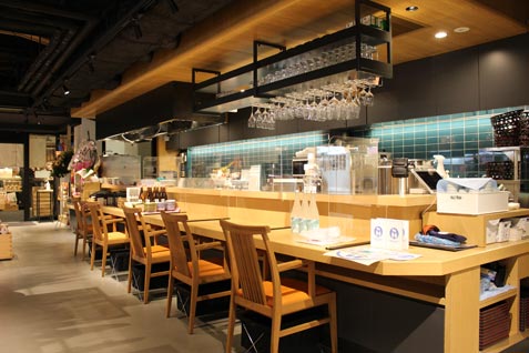 『八戸都市圏交流プラザ 8 base』の店内