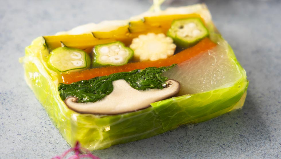 『Deli & Cafe Blue Globe Tokyo(デリ&カフェ ブルーグローブ トウキョウ)』の「季節によって色と食材を変える<BGT>テリーヌ」