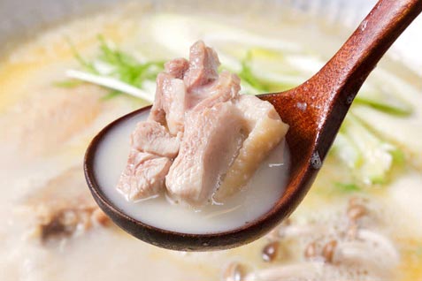 『大衆居酒屋 とりいちず酒場 渋谷新南口店』のスープが自慢の「水炊き」